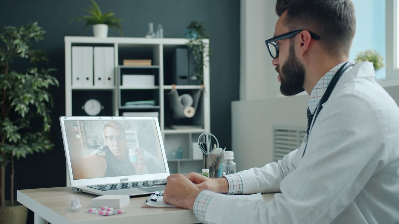 Médico em uma videochamada de teleconsulta pelo notebook