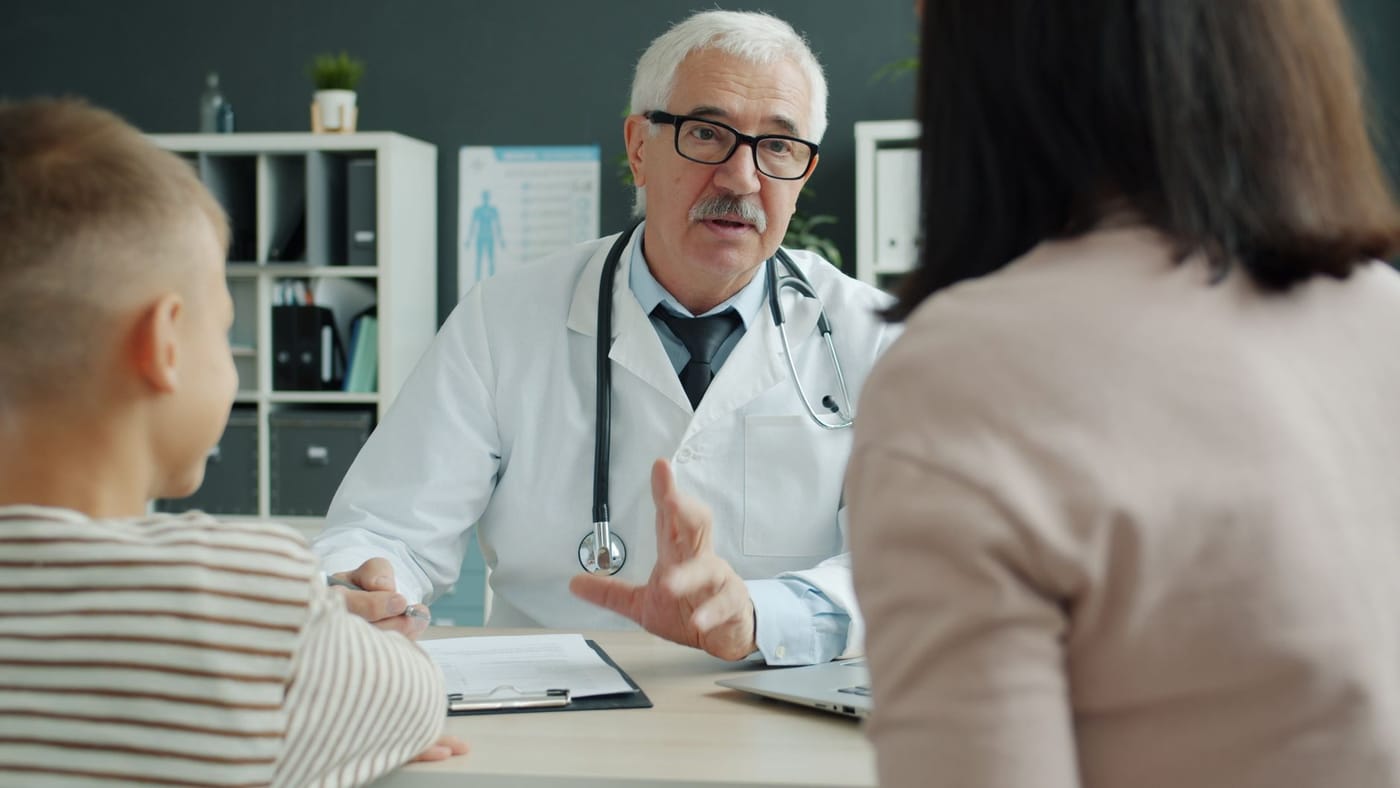 Médico conversando com um paciente durante a consulta